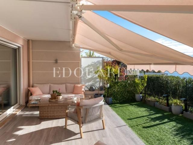 Magnifique trois pièces entièrement rénové avec terrasse, jardin et vue mer