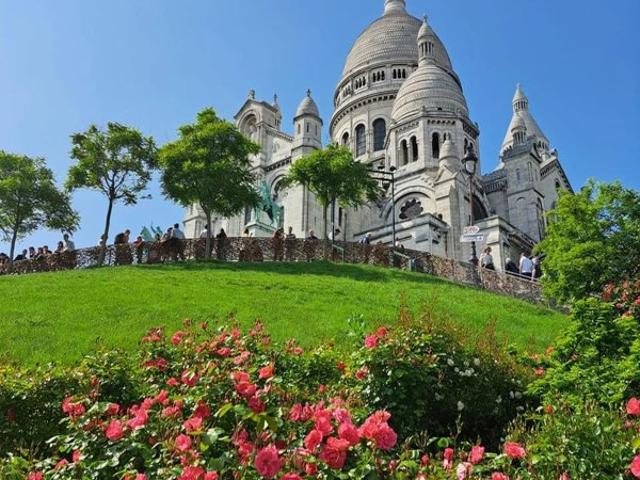 MAGNIFIQUE TROIS PIECES SUR LA BUTTE MONTMARTRE