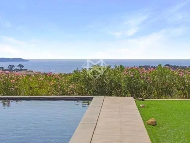 Magnifique vue mer pour cette villa proche des plages à Cavalaire sur Mer