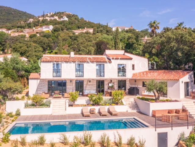 MAGNIFIQUE VILLA NEUVE À CAVALAIRE AVEC VUE MER & PISCINE
