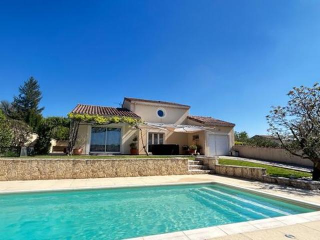 Magnifique villa avec piscine et dépendance récente au coeur d'un village prisé de la drôme