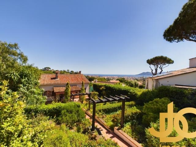MAGNIFIQUE VILLA AVEC VUE MER À CANNES