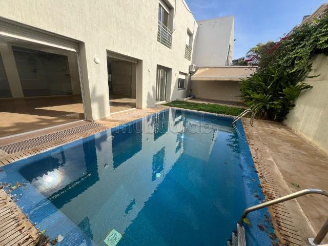 Magnifique villa à louer à Ain Diab. Surface totale 400 m². Double vitrage et chauffage central