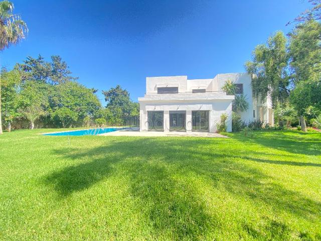 Magnifique villa à louer à Quartier Des Ambassades. 7 pièces. Climatisation et piscine