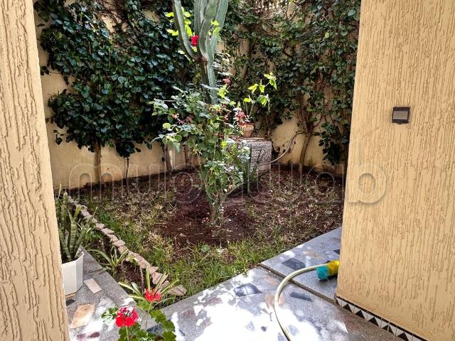 Magnifique villa à vendre à Hay Riad. Surface de 200 m². Belle terrasse et jardin