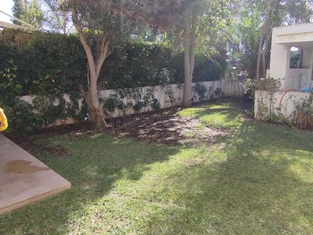 Magnifique villa à vendre à Ville Verte. 4 pièces confortables. Porte blindée et système de double vitrage