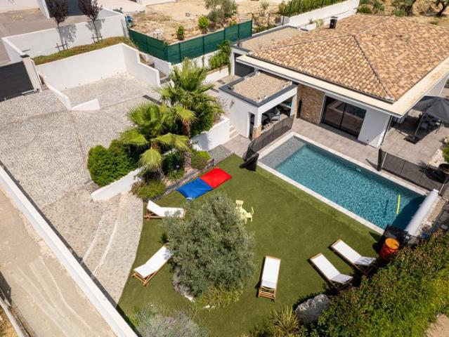 Magnifique villa comtemporaine entierement de plain pied de pres de 200 m2 sur une parcelle de 1000m2