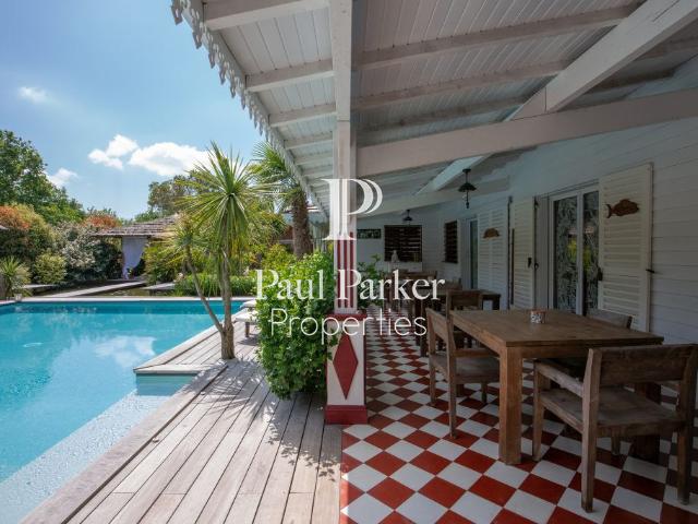 Magnifique villa contemporaine au coeur d'un jardin tropical