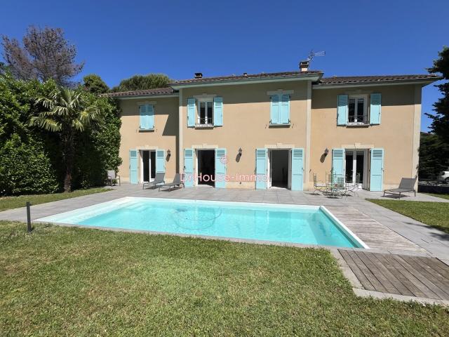 Magnifique Villa d'Architecte avec Piscine et Jardin Paysager à Saint Cyr au Mont d'Or