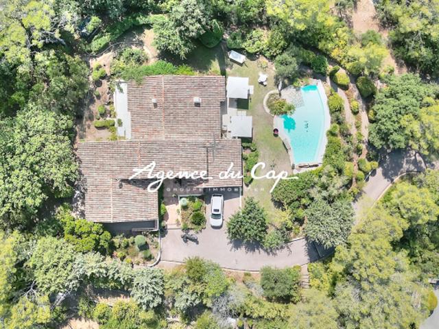 MAGNIFIQUE VILLA D'ARCHITECTE DE 200M² AVEC PISCINE ET AUCUN VIS A VIS PROCHE DES GOLFS ET DES COMMERCES