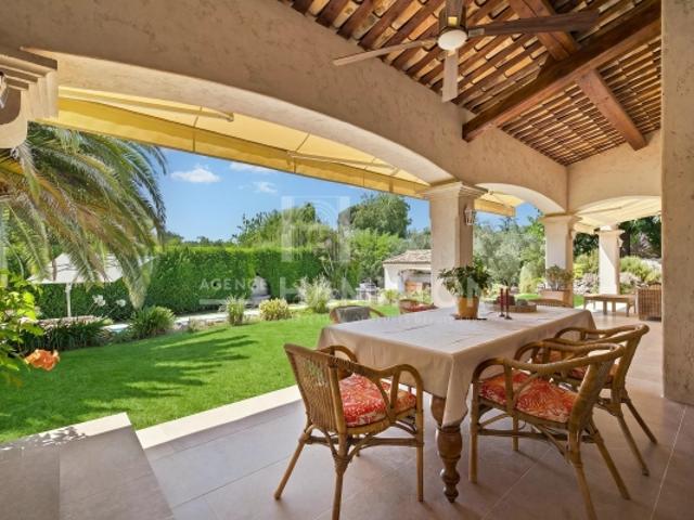 Magnifique villa de plain pied avec piscine proche de Valbonne