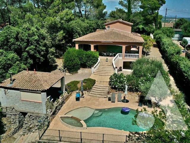 Magnifique villa de 150 m² avec dépendance et piscine sur un. 150m² Lorgues