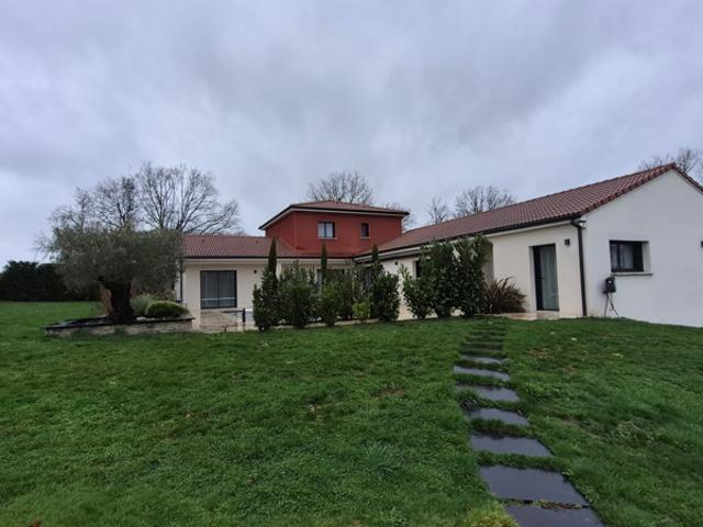 Magnifique villa de 200 m2 avec piscine sur parc clos et arb