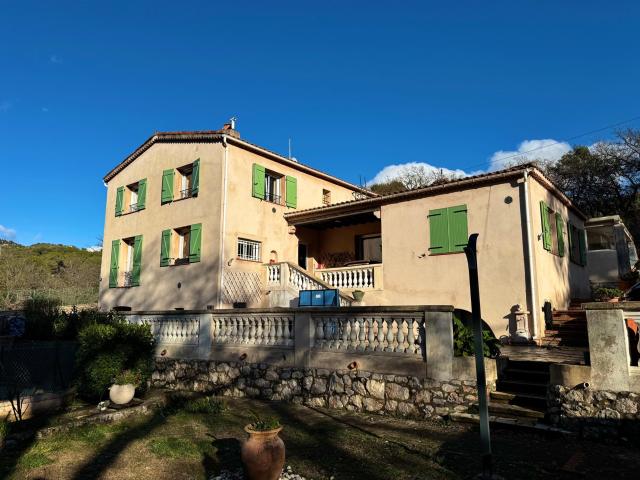 Magnifique villa de 220m2 à Laghet avec piscine, garage, ter. 220m² La Turbie