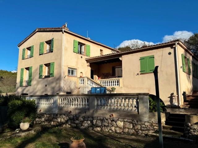Magnifique villa de 220m2 à Laghet avec piscine, garage, terrain de basket, terrain 1700m2