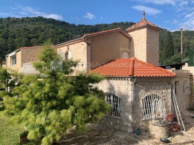 MAGNIFIQUE VILLA EN PIERRE A PROXIMITE DE LA TURBIE
