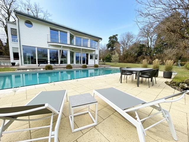 Magnifique villa familiale avec piscine à deux pas du lac à Coppet