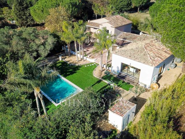 MAGNIFIQUE VILLA Proche du village