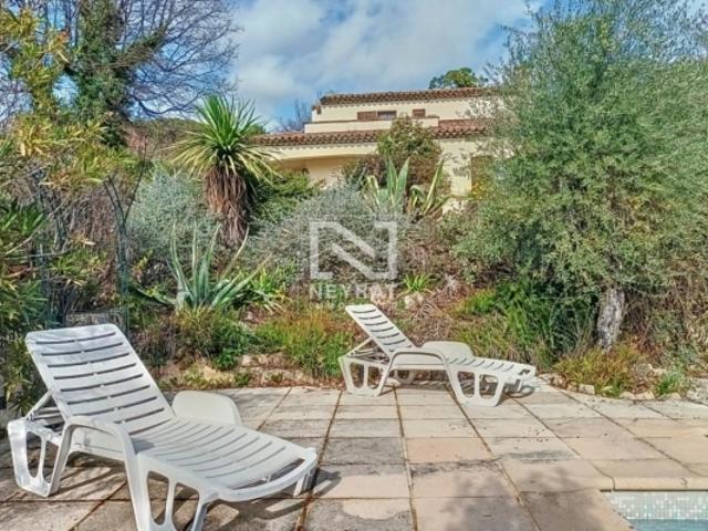 Magnifique villa provençale, piscine dans beau jardin méditerranéen