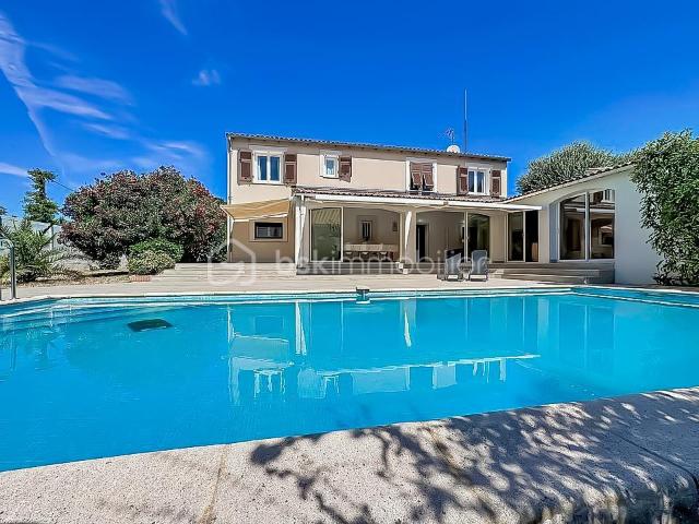 MAGNIFIQUE VILLA T7 DE 222 m² AVEC PISCINE CASTRIES