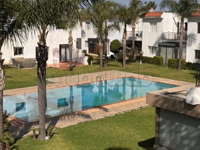 Magnifique villa triplex à louer à Harhoura. Surface de 290 m². Grande piscine