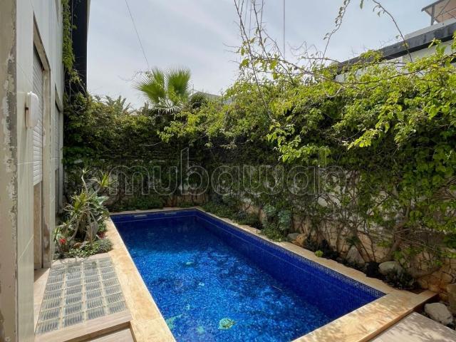 Magnifique villa vide à louer à Ain Diab. Superficie 300 m². Places de parking et beau jardin