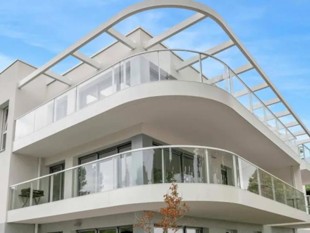 MAGNIFIQUE 3 PIECES D'ANGLE DE 70M² AVEC BELLE TERRASSE ARRONDIE ET VUE DEGAGEE