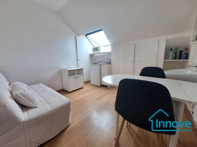 Magny les hameaux Bourg: Chambre indépendante avec coin cuisin