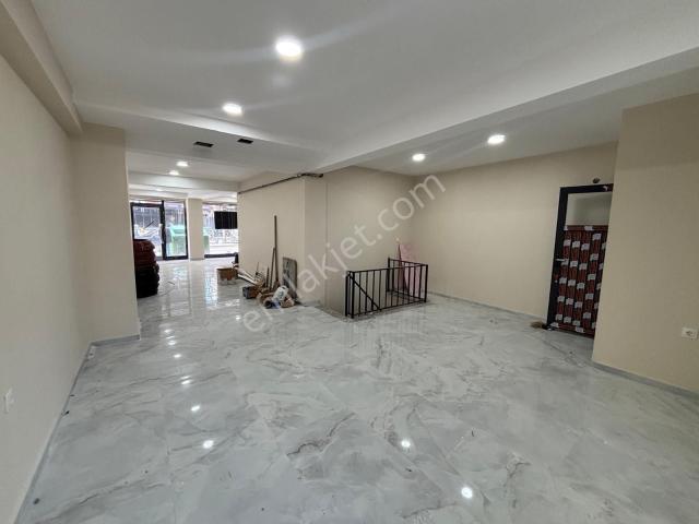 Mahmutbey Caddesi Üzerinde 150 M² Depolu Kiralık Dükkan