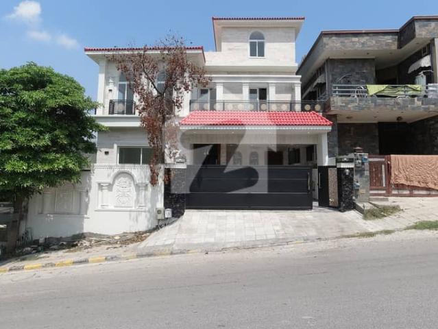 Main Double Road House Of 266 Square Yards Is Available For Sale