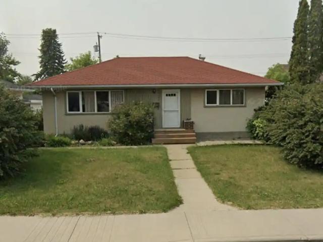 Main Floor in Fulton Place, Bright & Sunny w/ Beautiful Yard close to Safeway