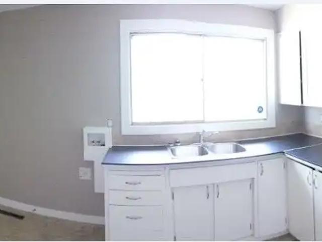 Main Floor Suite 3 Bed + 1 Bath Pet Friendly