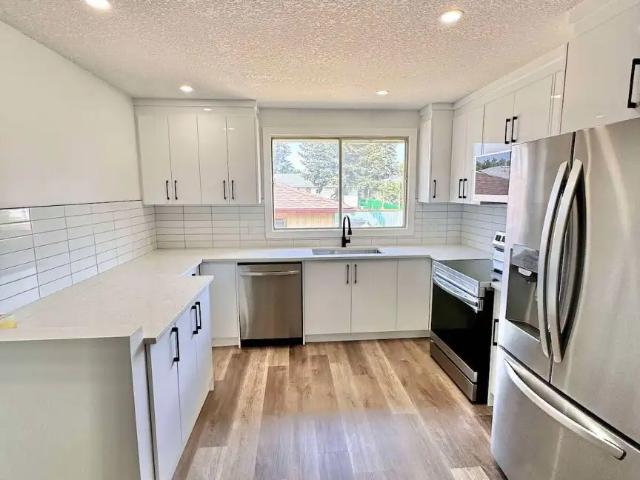 Main Flr 3Bed, 1Full Bath, Full Kitchen, Laundry