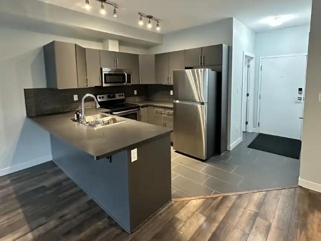 Main Level Private Entrance West Facing Brewery District 1 Bed, 1 Bath Condo