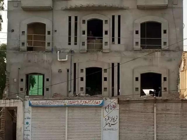 Main road building suitable for offices, banks, schools, college. Muzaffargarh ID 11997