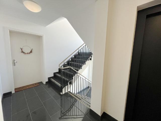 Mainz Neustadt: Neuwertige Dreizimmerwohnung mit Balkon, EBK und Stellplatz