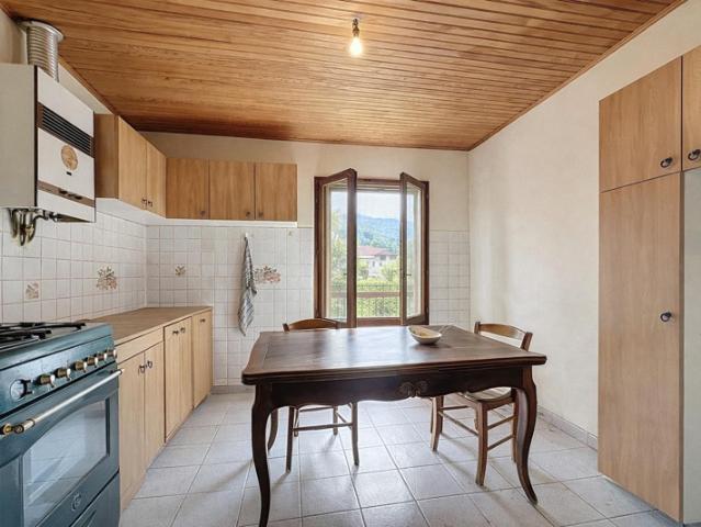 Maison à fort potentiel avec double garage à Rodès