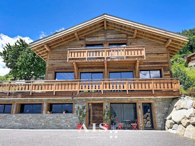 Magnifique chalet avec vue extraordinaire!. A voir!