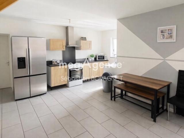 Maison avec une chambre de plein pied, garage et jardinet