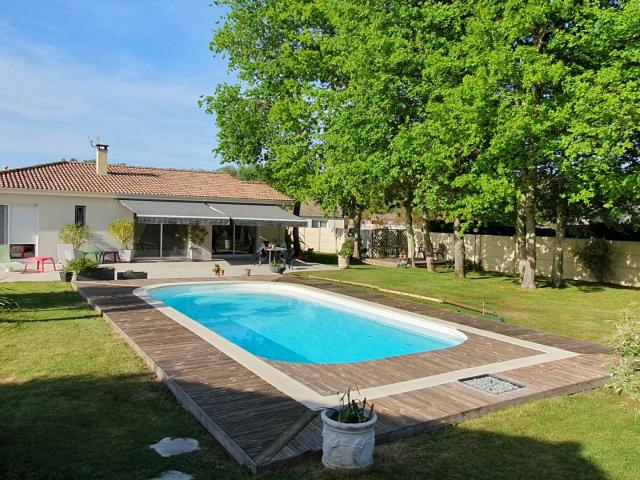 Maison 3 chambres avec studio indépendant dans le centre de. 120m² Saint Laurent Médoc
