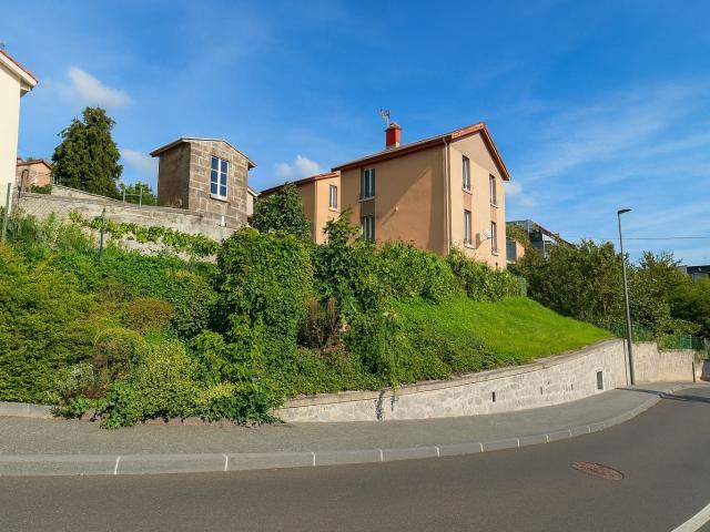 Maison 3 chambres avec terrain et stationnement / Secteur recherché