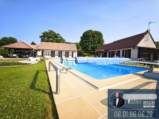 À vendre deux maisons avec piscine sur 2700 m² de terrain – Pro
