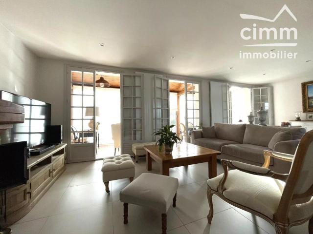Maison familiale rénovée avec véranda exceptionnelle, studio ind