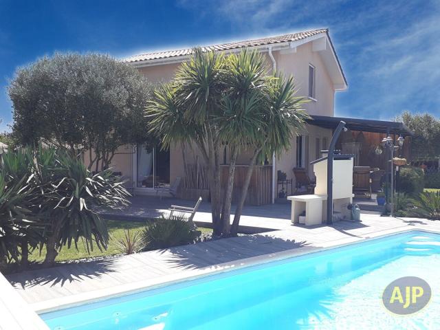 Maison 3 chambres + studio sur 817 m² de terrain avec piscine