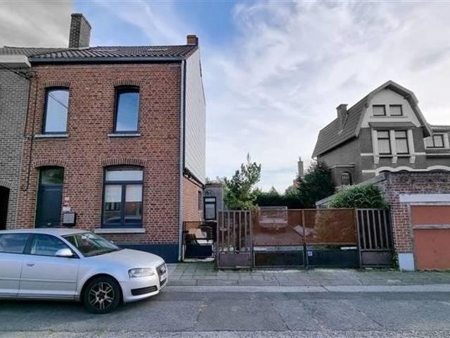 Maison 3 façades avec beau jardin et accès voiture