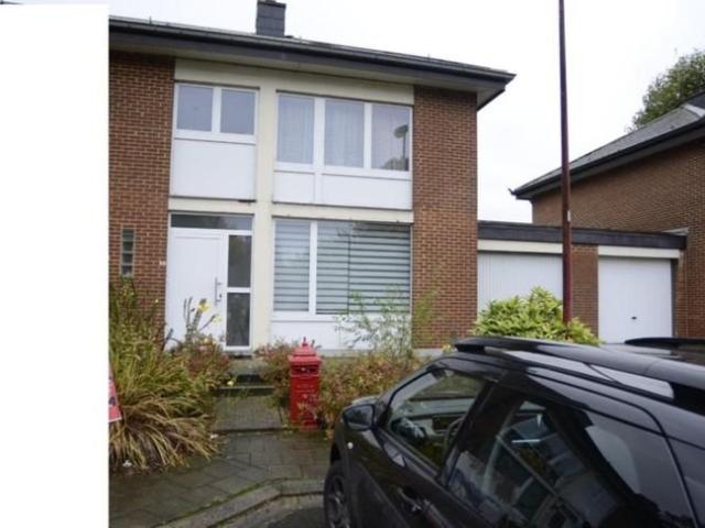 Maison 3 façades avec garage et jardin à Seneffe