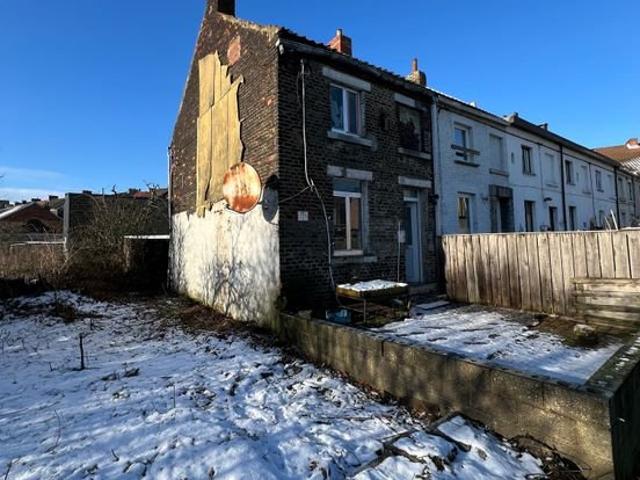 Maison 3 façades à rénover avec cour et jardin