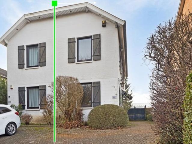 Maison 3 façades à rénover sur beau terrain