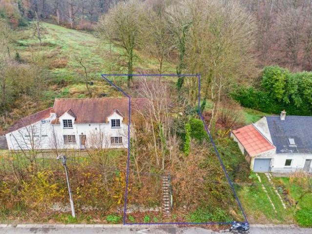 Maison 3 façades sur 10a, entièrement à rénover