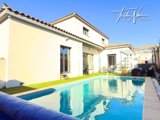 Maison 3 faces de 140 m2 avec 3 suites parentales piscine